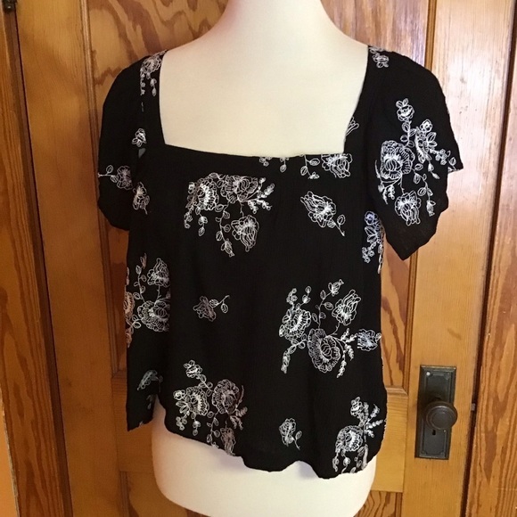 Anthropologie Braeve Boho Embroidered Flowers peasant Crop Top - Picture 8 of 11